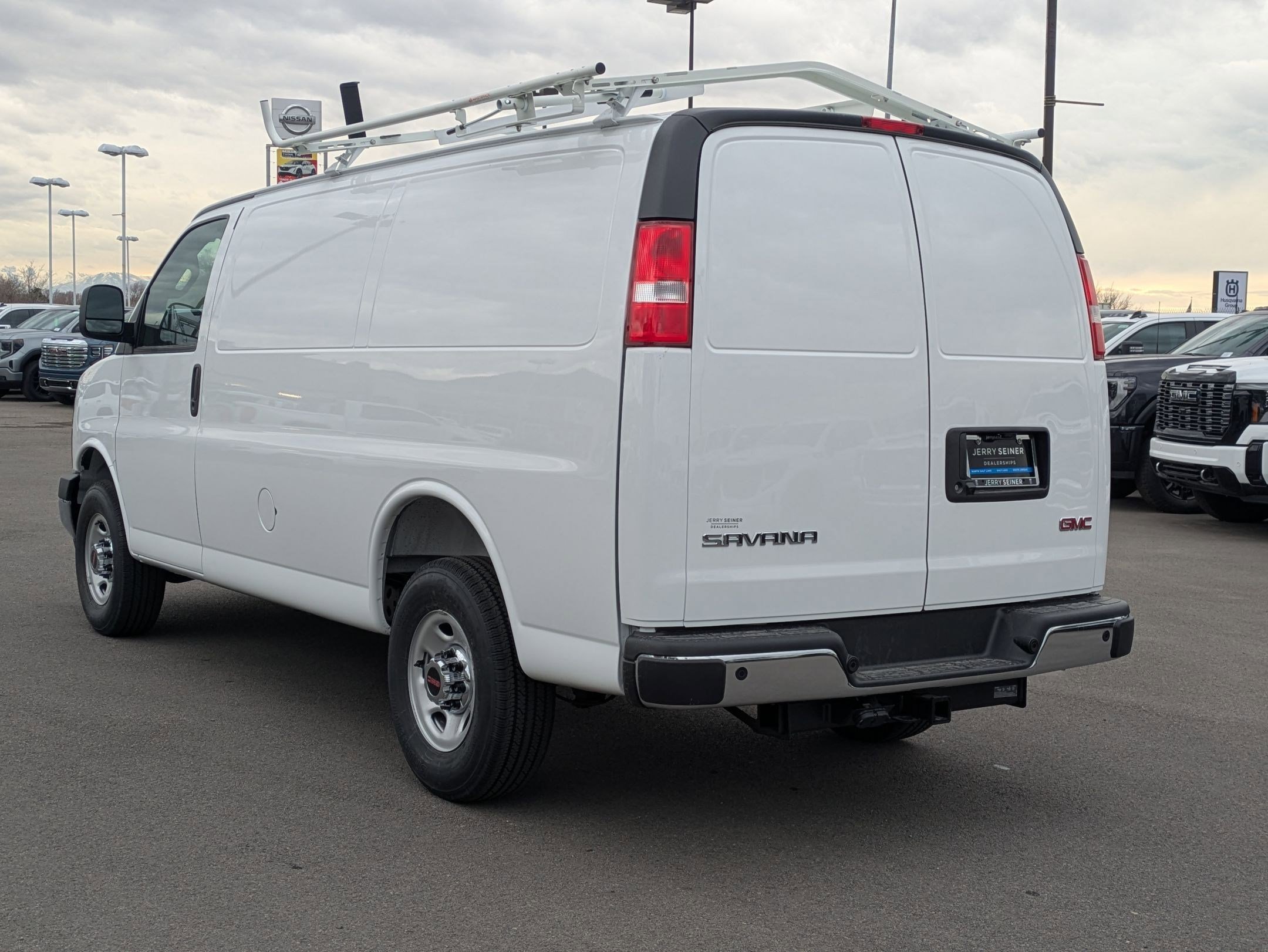 2025 Gmc Savana Cargo 2500 photo 2