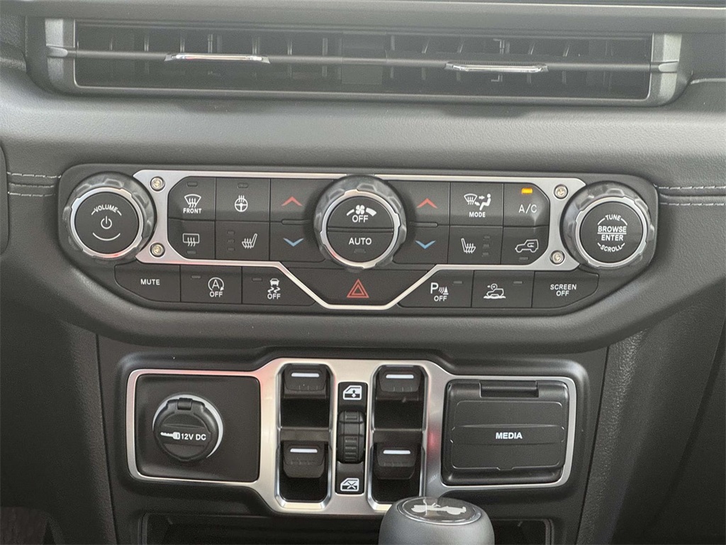 2025 Jeep Wrangler Sahara photo 18