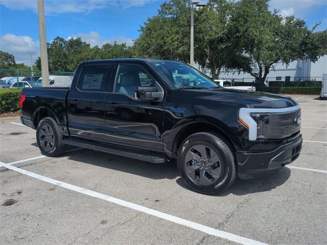 2025 Ford F-150 Lightning Lariat photo 2