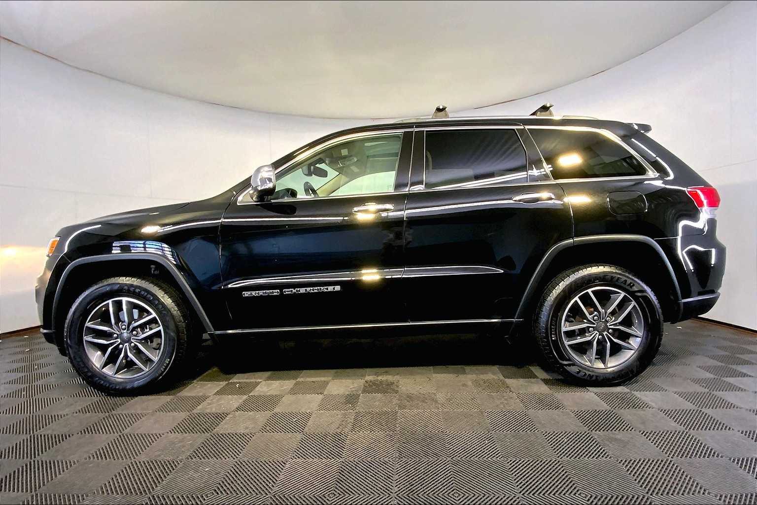 2019 Jeep Grand Cherokee Limited photo 2