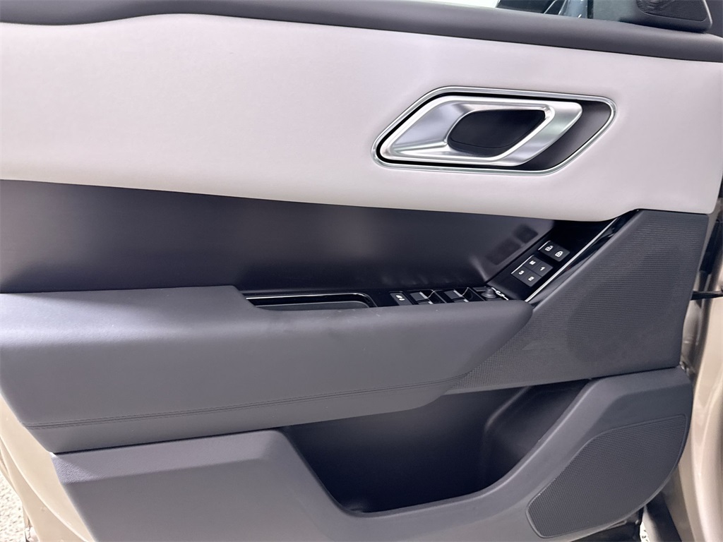2026 Land Rover Range Rover Velar SE photo 12