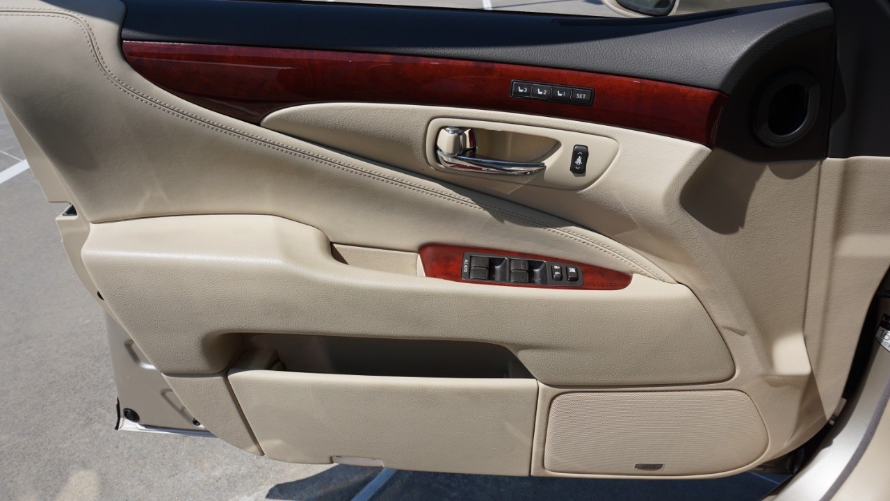 2011 Lexus LS 460 photo 22