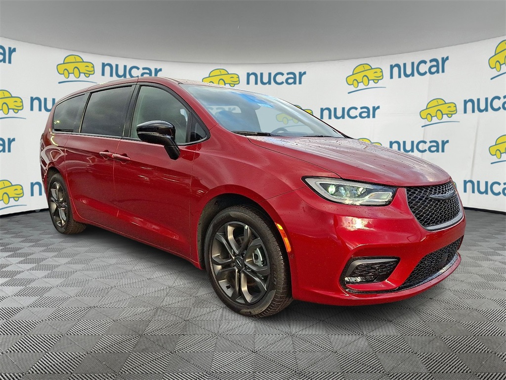 2026 Chrysler Pacifica Select's photo