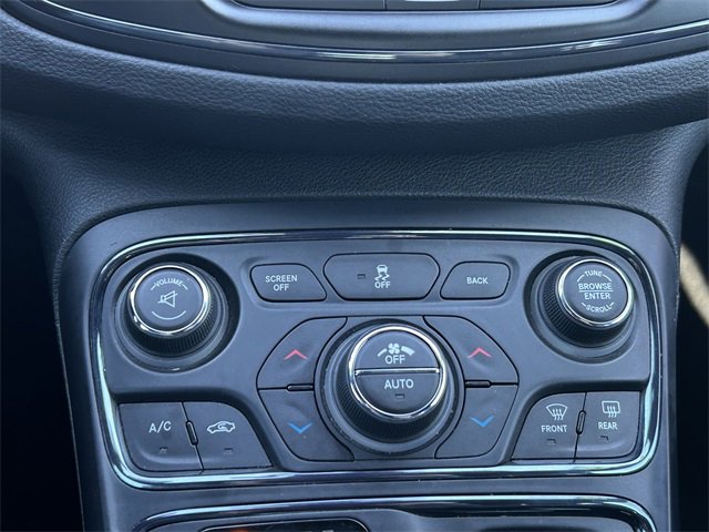 2016 Chrysler 200 S photo 12