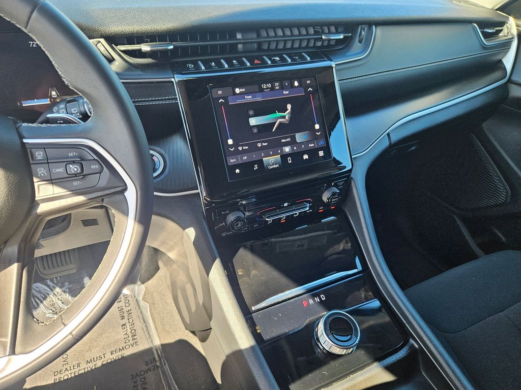 2023 Jeep Grand Cherokee Laredo photo 16