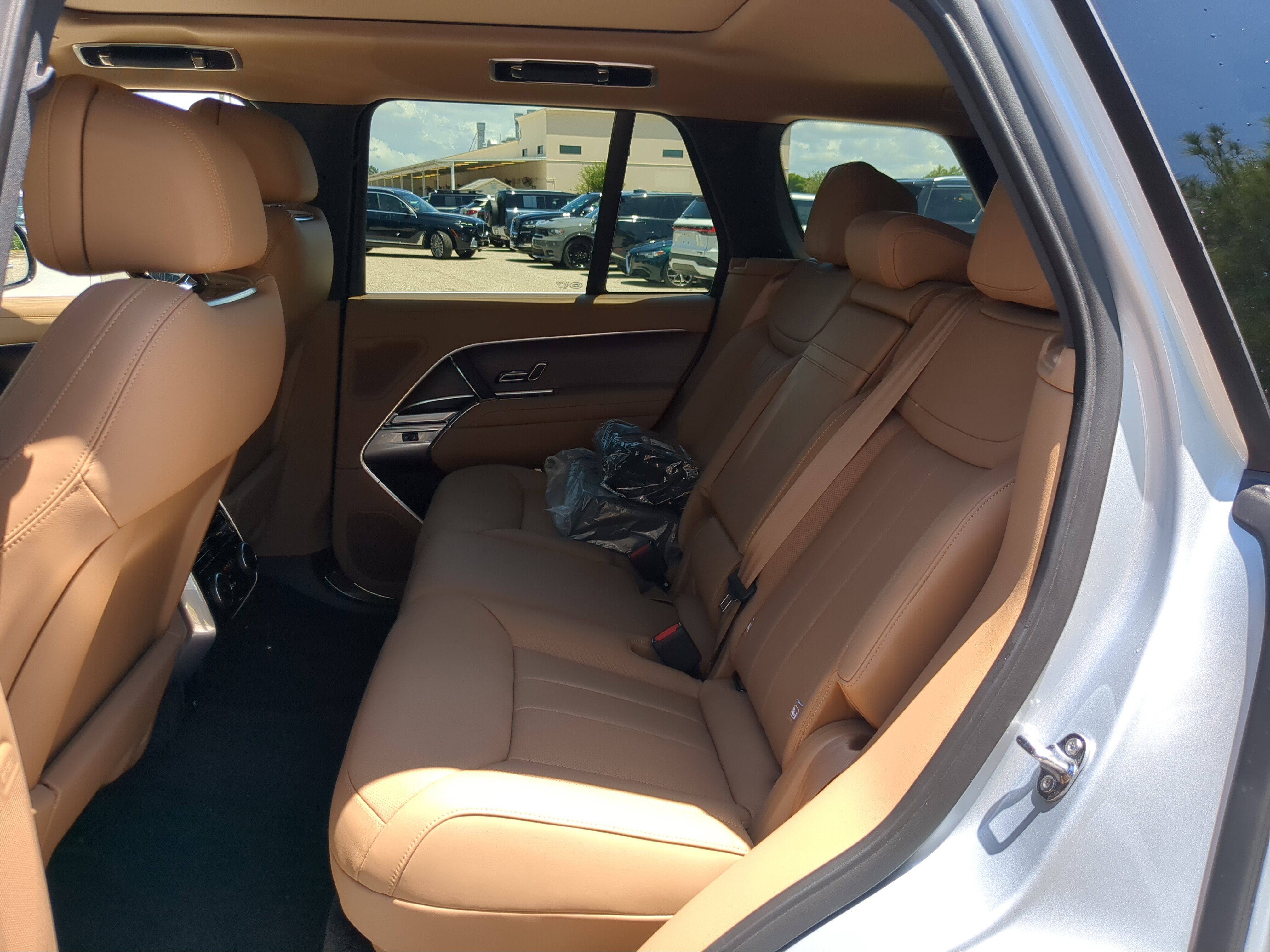 2025 Land Rover Range Rover SE photo 11