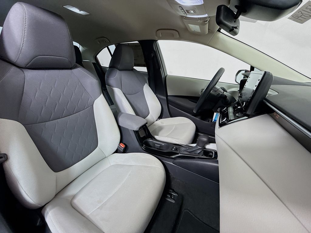 2022 Toyota Corolla LE photo 26