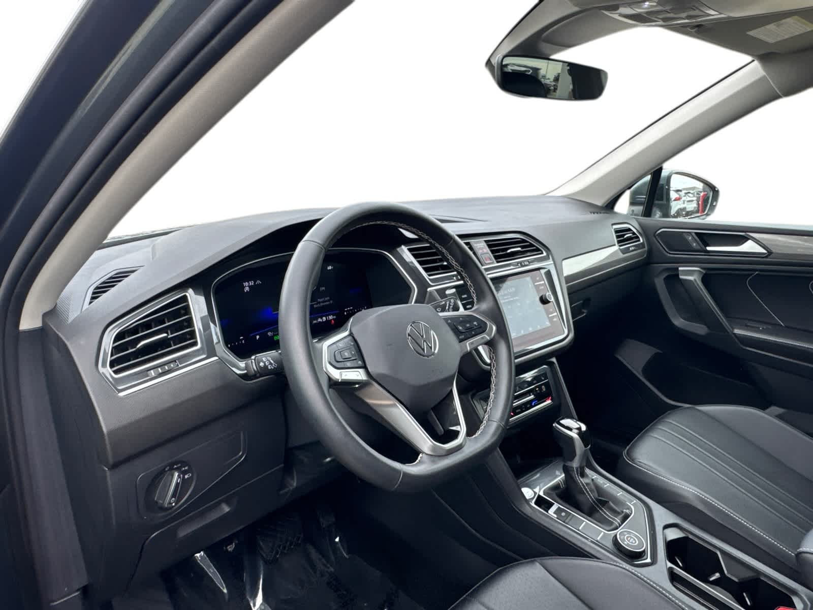 2024 Volkswagen Tiguan SE Wolfsburg Edition photo 2