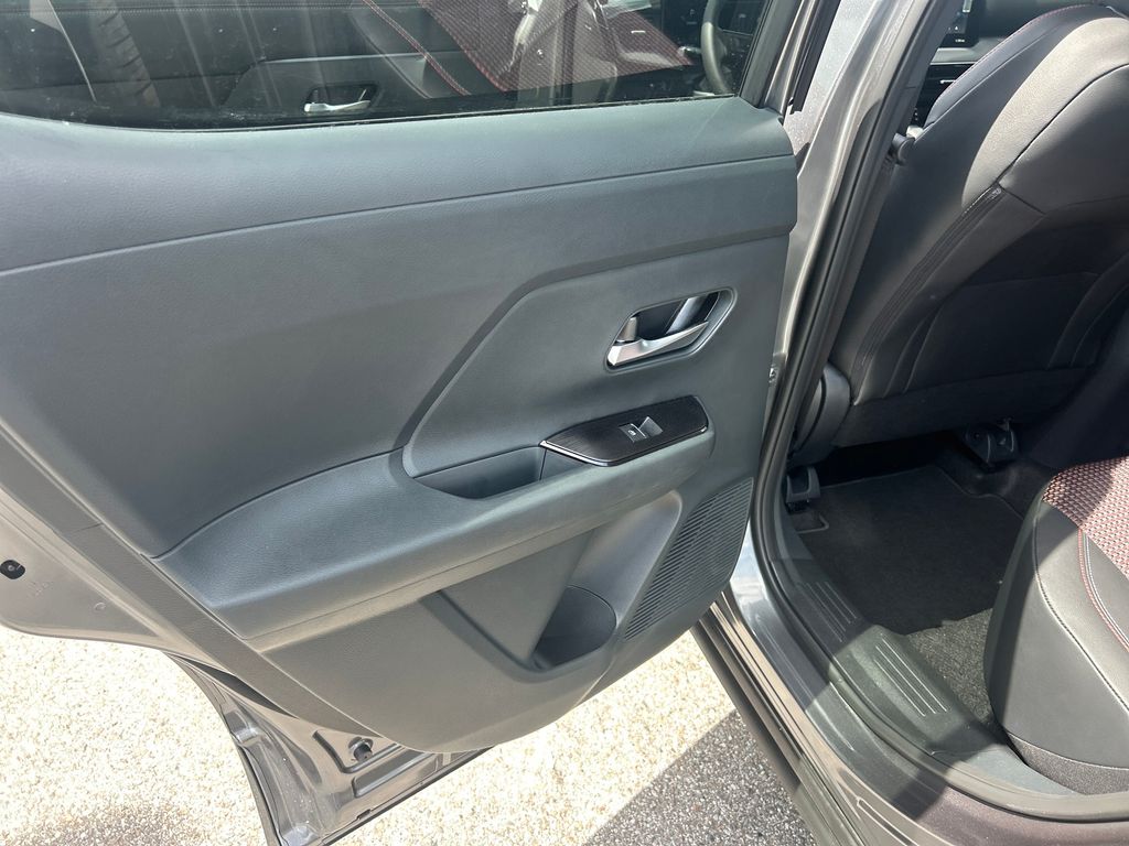 2026 Nissan Kicks SR photo 16