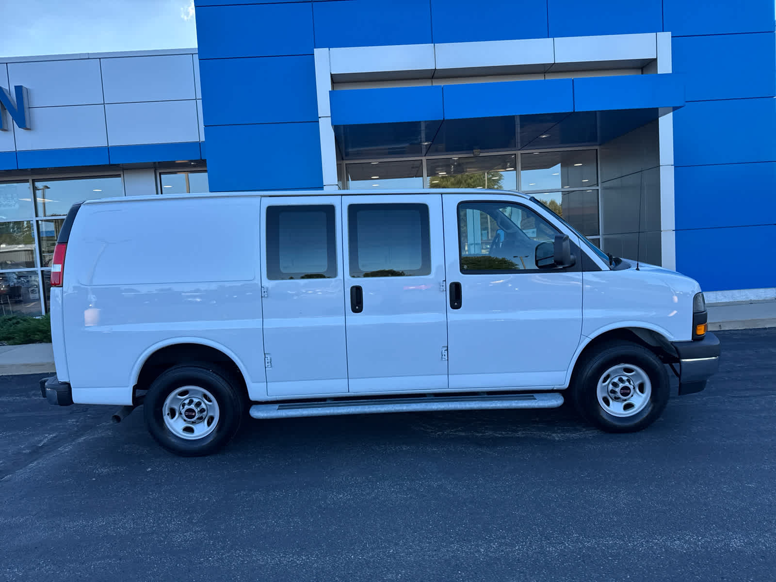 2024 Gmc Savana Cargo 2500 photo 3