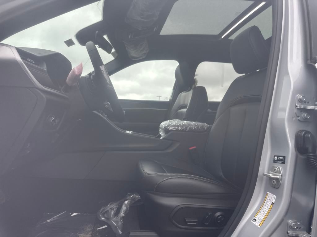 2025 Jeep Grand Cherokee Limited photo 2