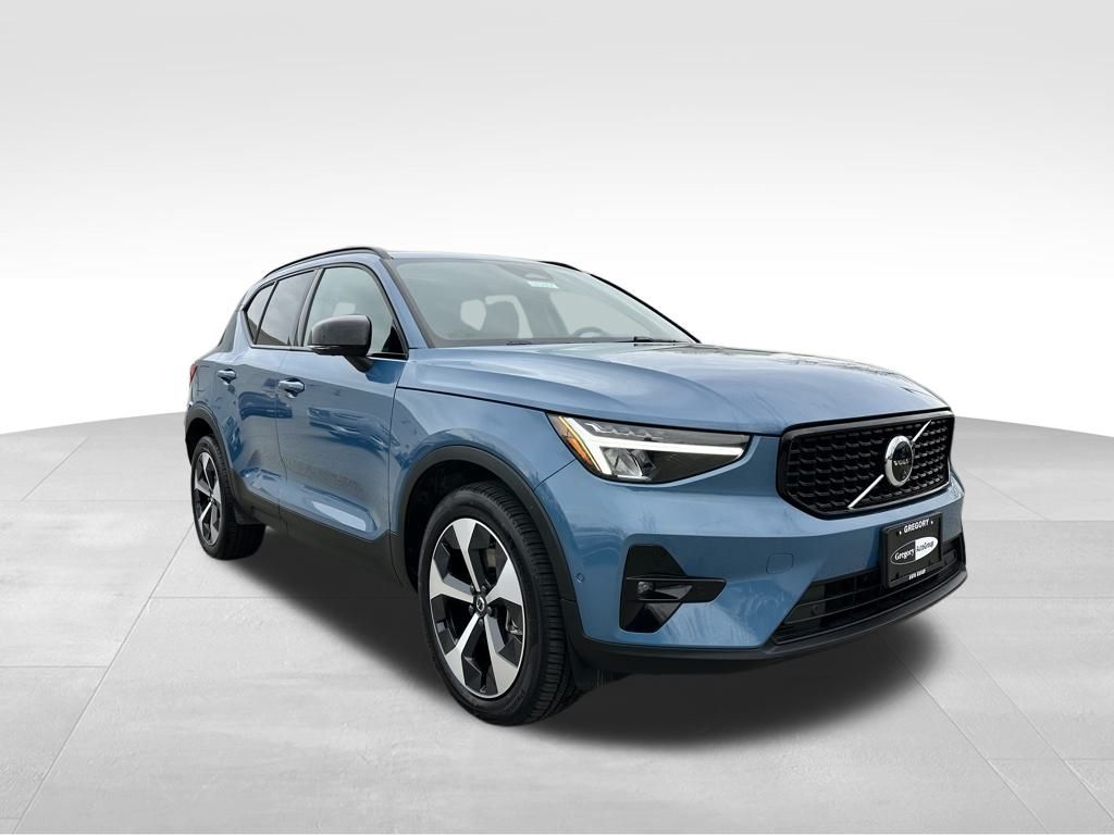 2025 Volvo XC40 Plus photo 2