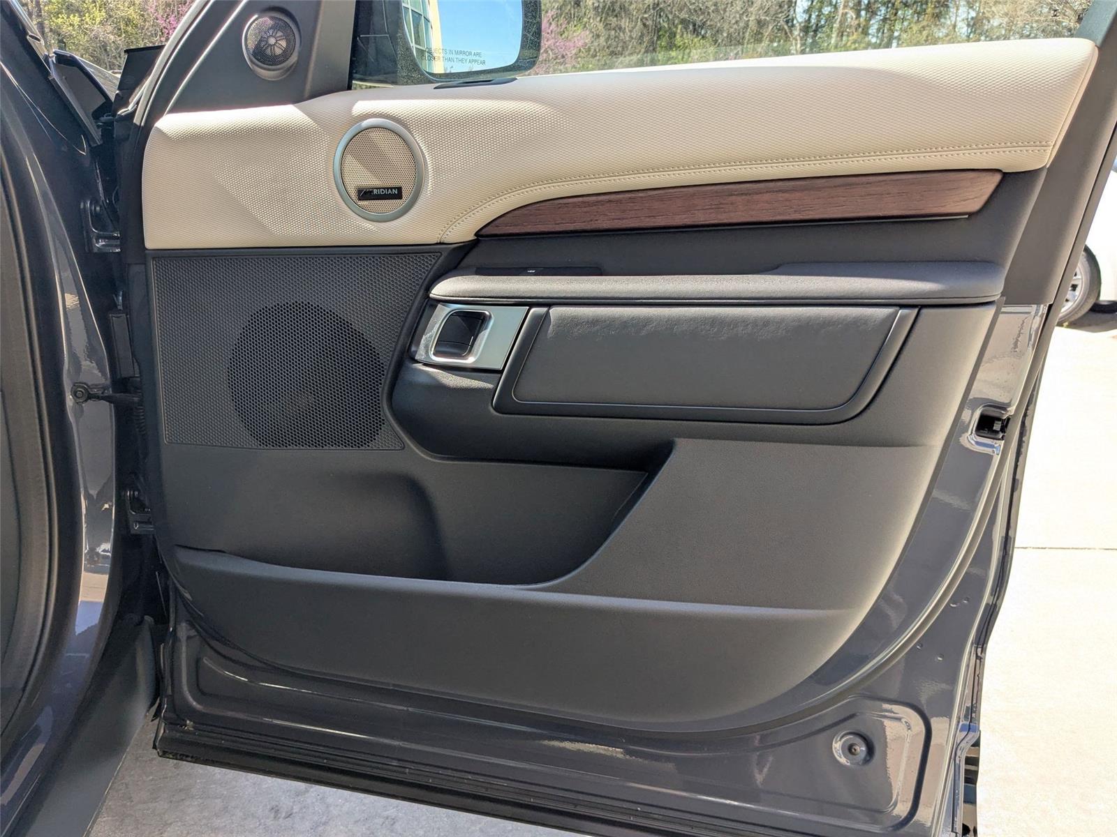 2025 Land Rover Discovery SE photo 28