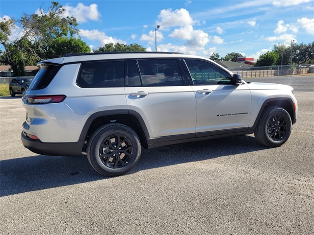 2025 Jeep Grand Cherokee Laredo Altitude photo 4