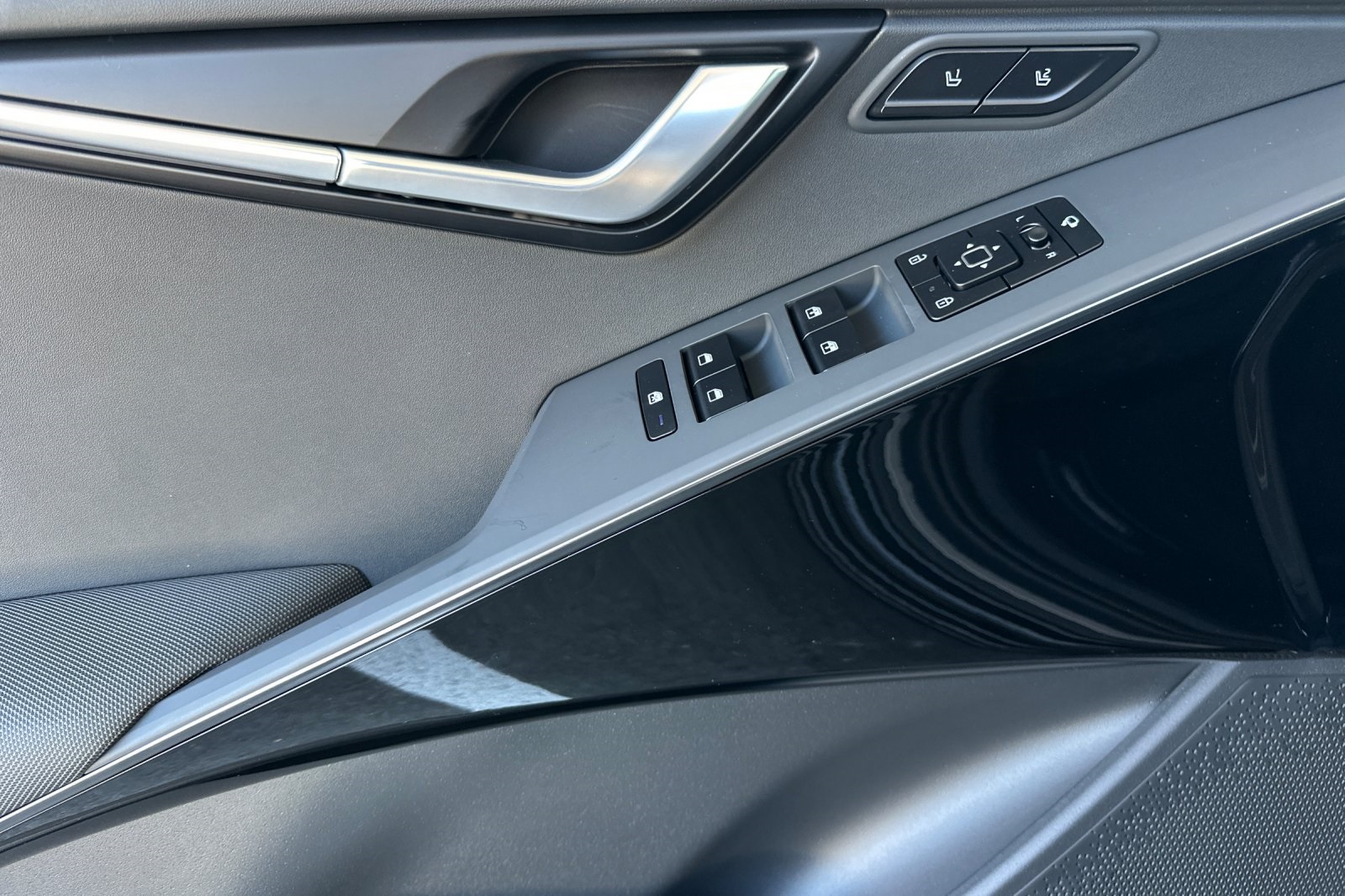2025 Kia Niro SX Touring photo 6