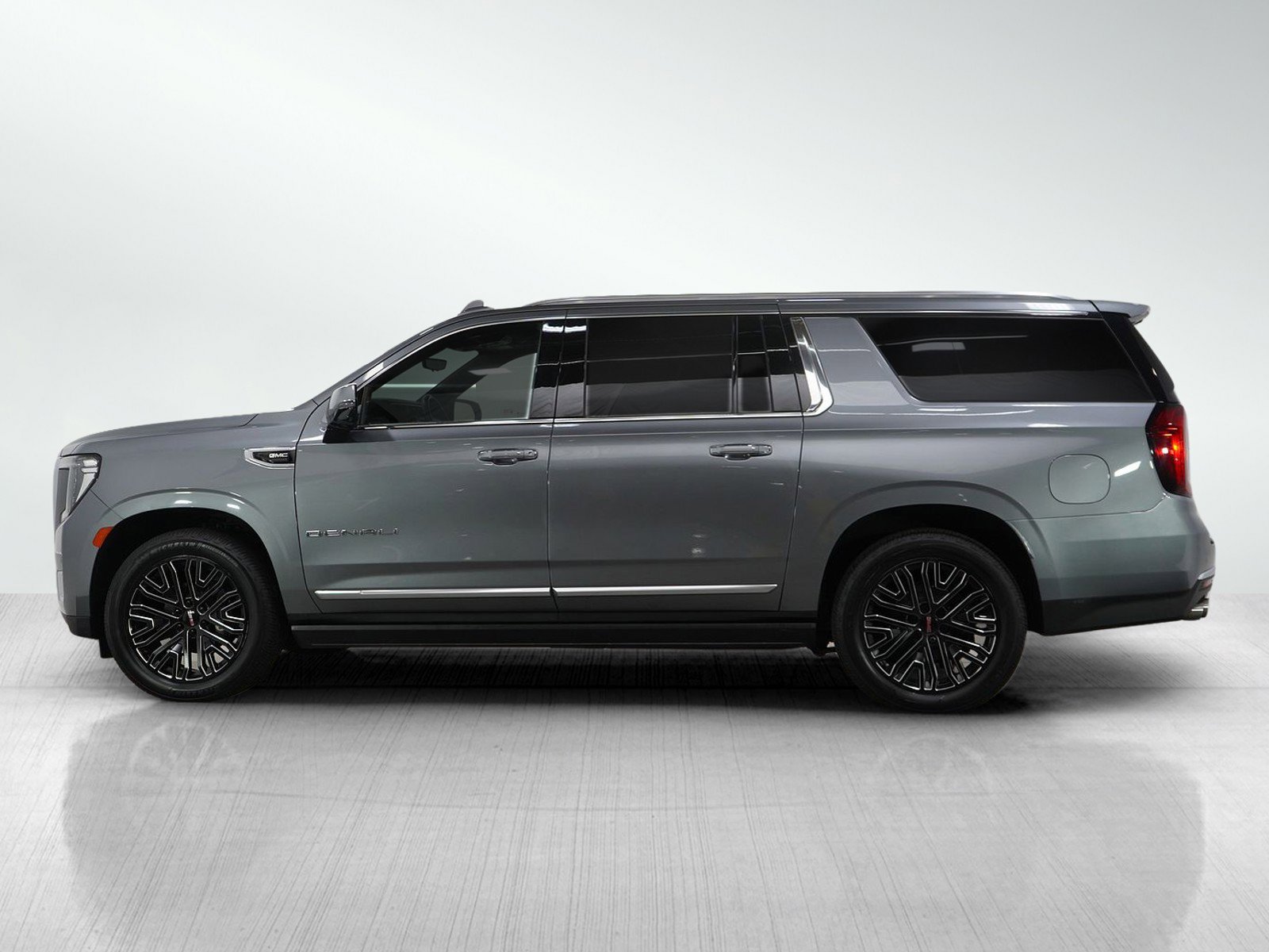 Used 2021 GMC Yukon XL Denali with VIN 1GKS2JKL2MR185125 for sale in Bloomington, Minnesota