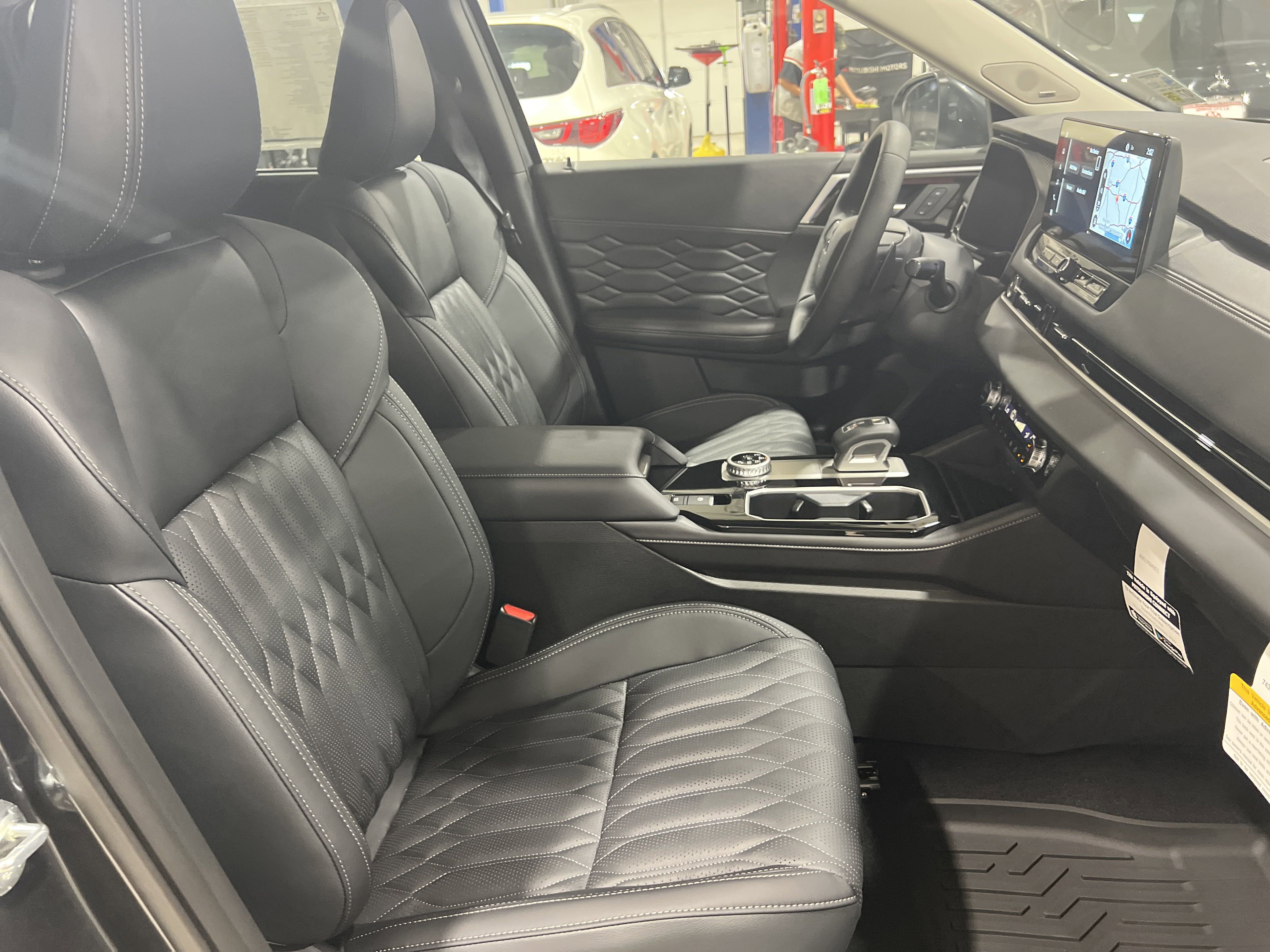 2025 Mitsubishi Outlander SEL photo 13