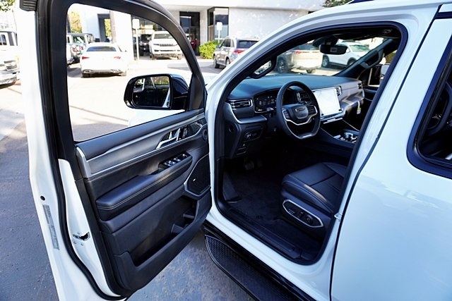 New 2025 Bright White Clear-Coat Exterior Paint Jeep Series II image 51