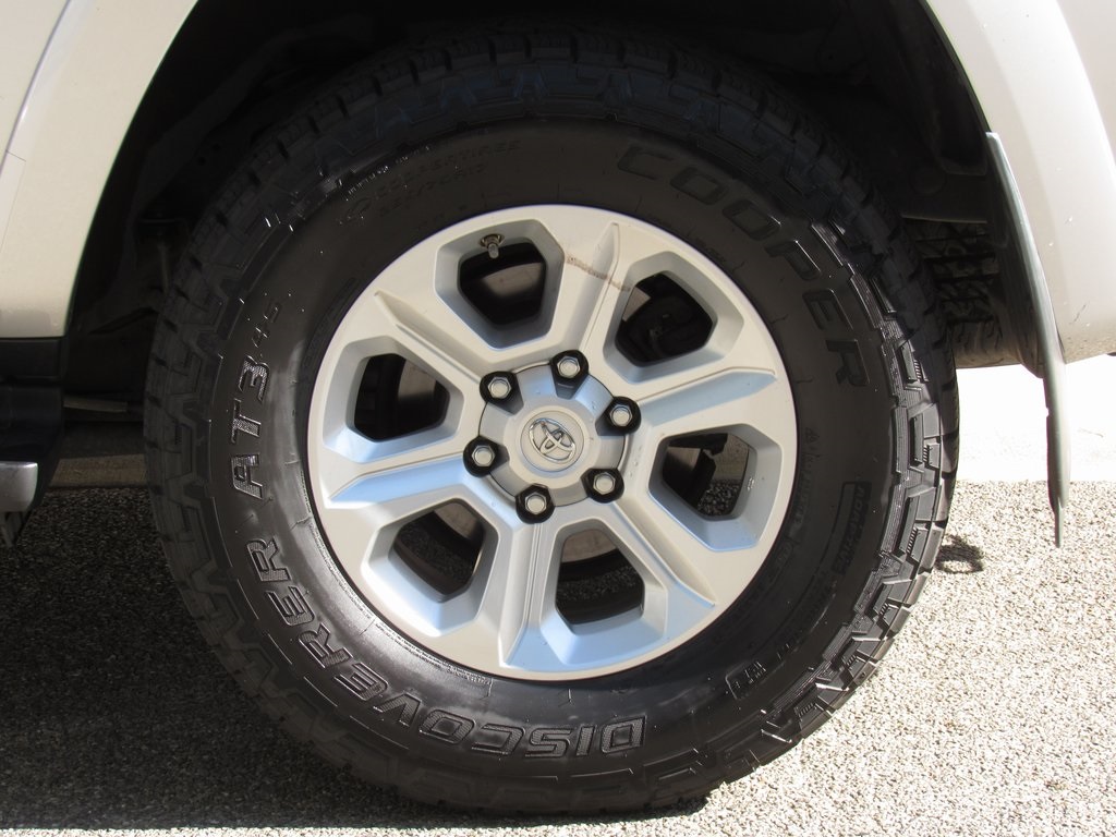 2020 Toyota 4Runner SR5 photo 32