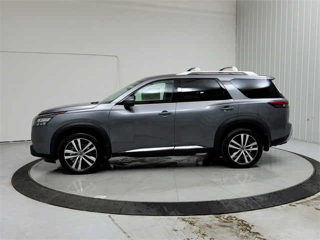 2025 Nissan Pathfinder Platinum photo 3