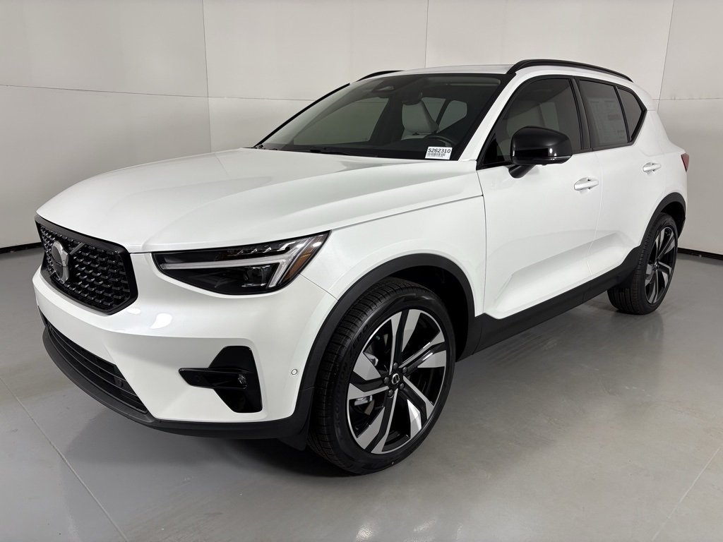 2026 Volvo XC40 AWD photo 3