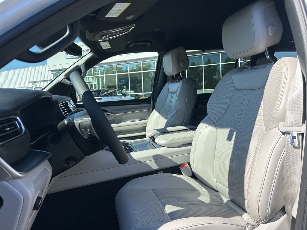 2025 Jeep Wagoneer L Series III photo 11
