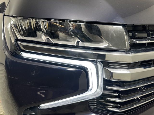 2023 Chevrolet Suburban LT photo 2
