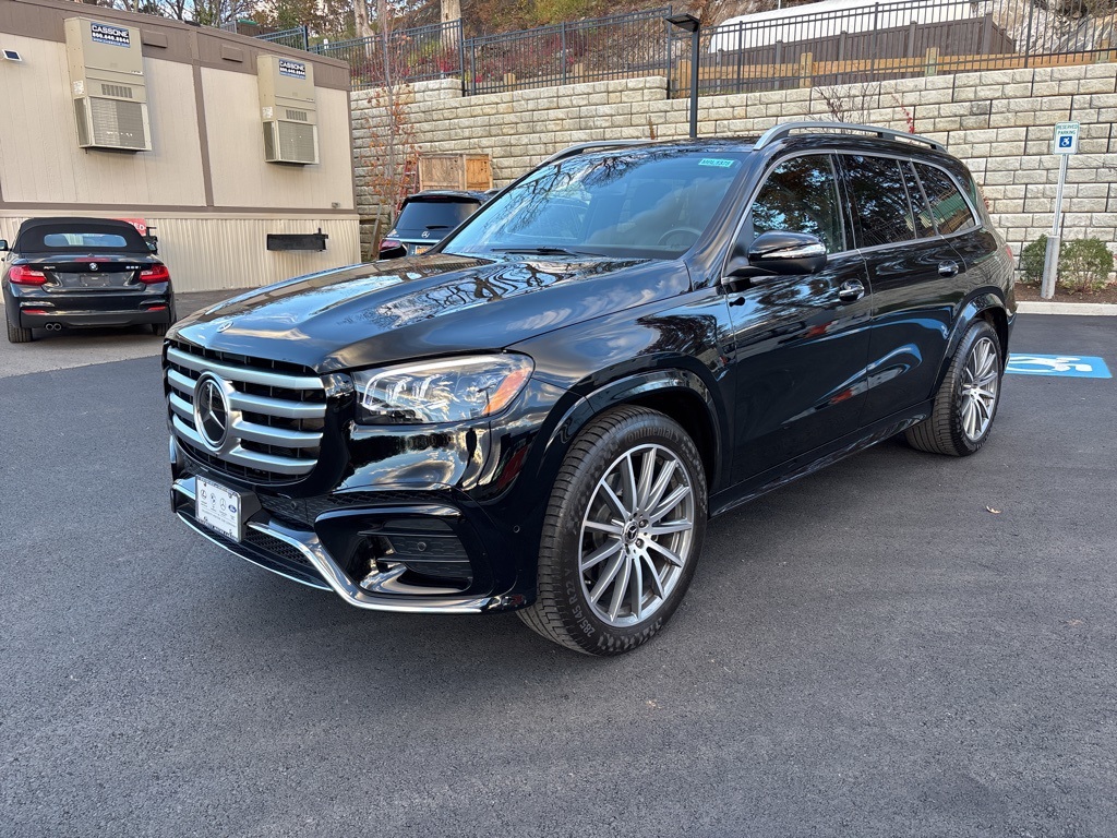 2025 Mercedes Benz GLS 450 4MATIC photo 2