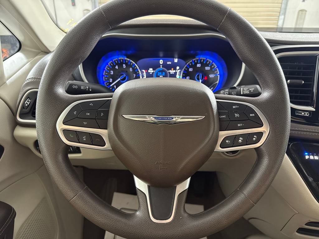 2021 Chrysler Pacifica Touring photo 7