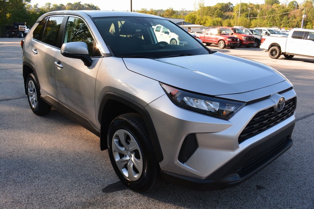 2022 Toyota RAV4 LE photo 4
