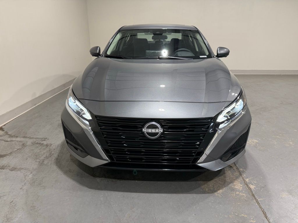 2025 Nissan Altima SL photo 2