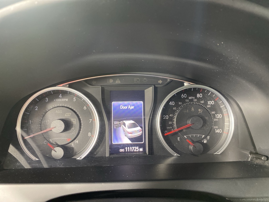 2015 Toyota Camry SE photo 16