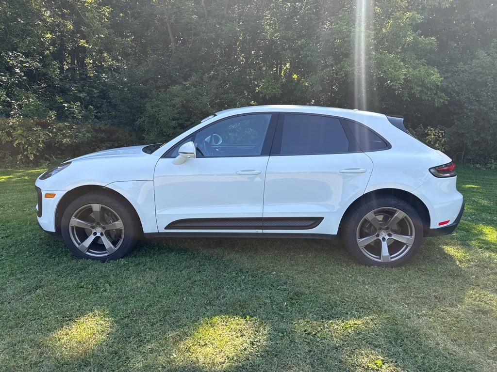 2023 Porsche Macan Base photo 2