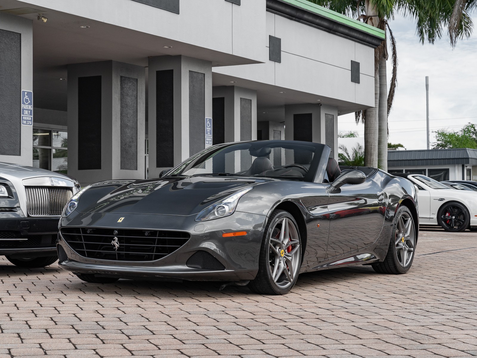2015 Ferrari California T photo 35