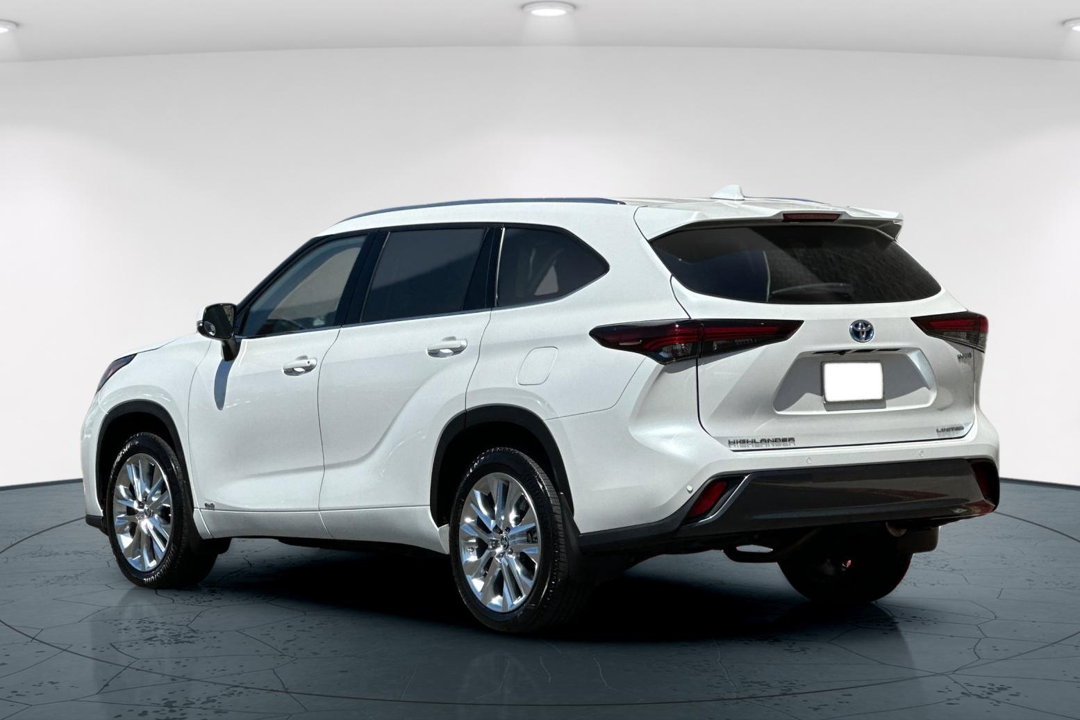 2024 Toyota Highlander Hybrid Limited photo 4