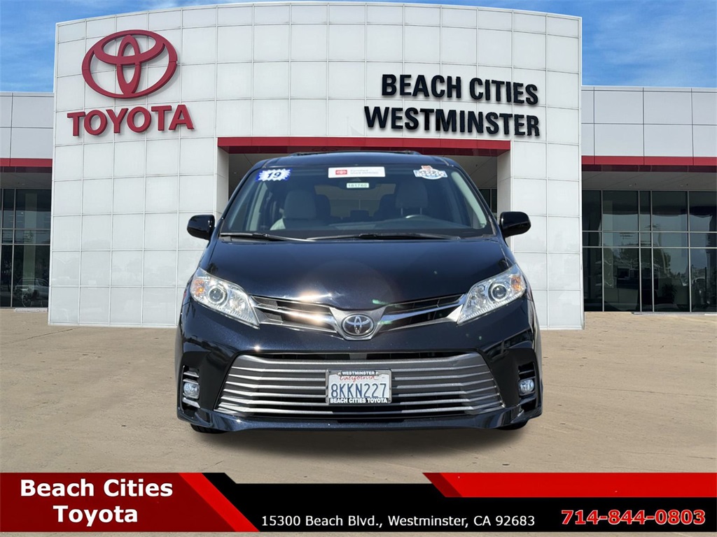 2019 Toyota Sienna XLE photo 3