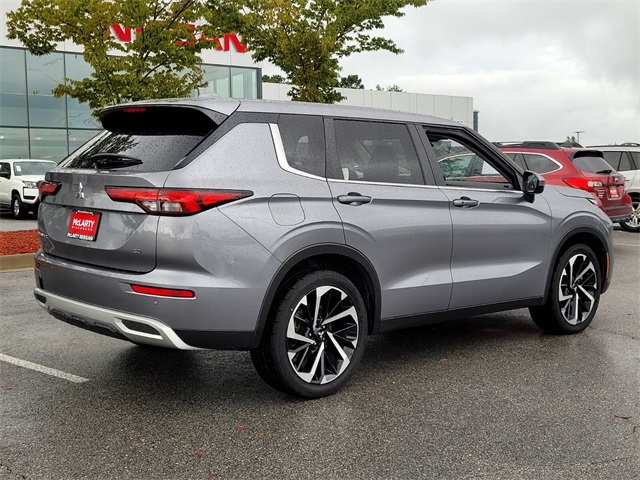2024 Mitsubishi Outlander SE photo 3