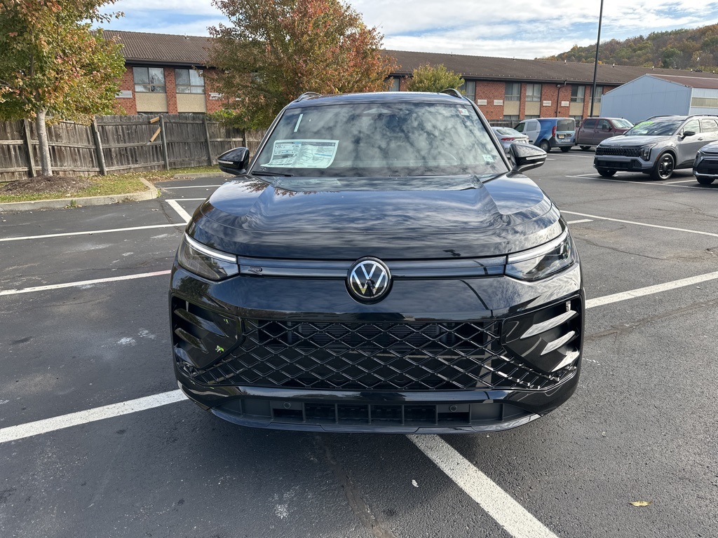 2025 Volkswagen Tiguan SE R-LINE BLACK's photo