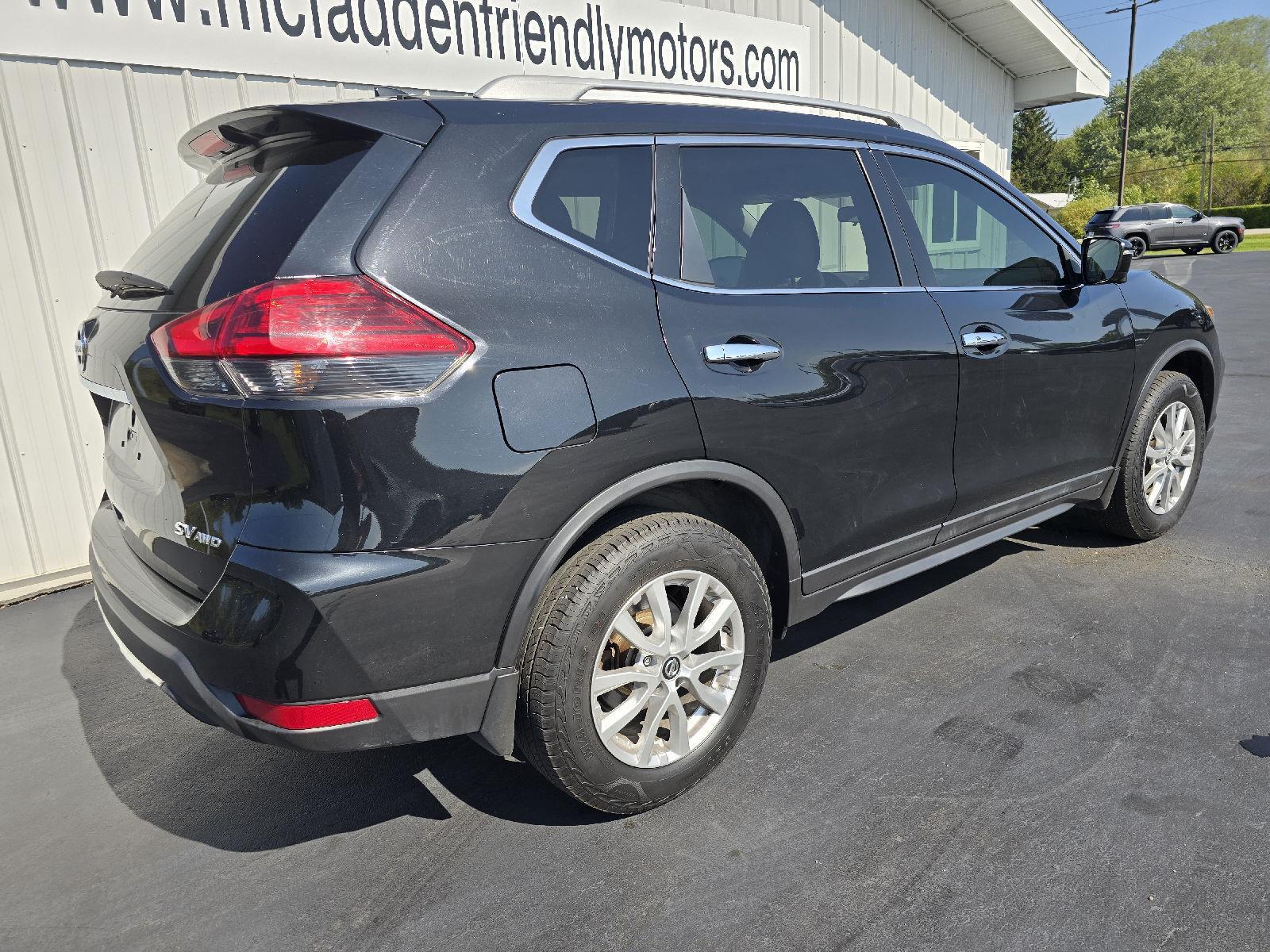 2017 Nissan Rogue SV photo 3