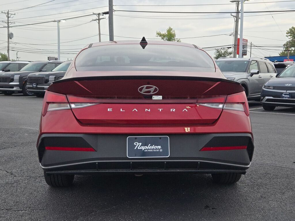2025 Hyundai Elantra SEL Sport photo 12