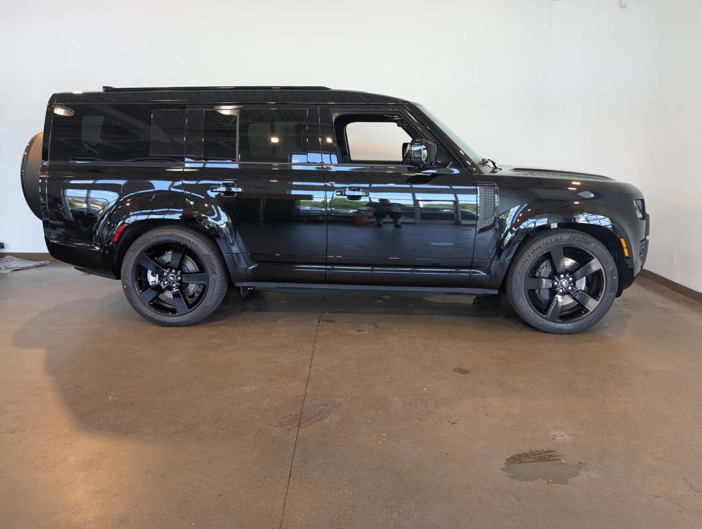 2025 Land Rover Defender 130 X-Dynamic SE photo 6