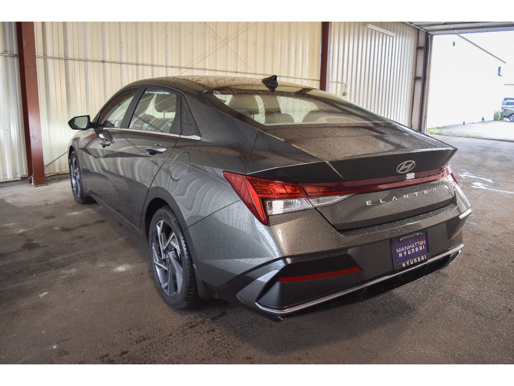 2024 Hyundai Elantra SEL Convenience photo 6