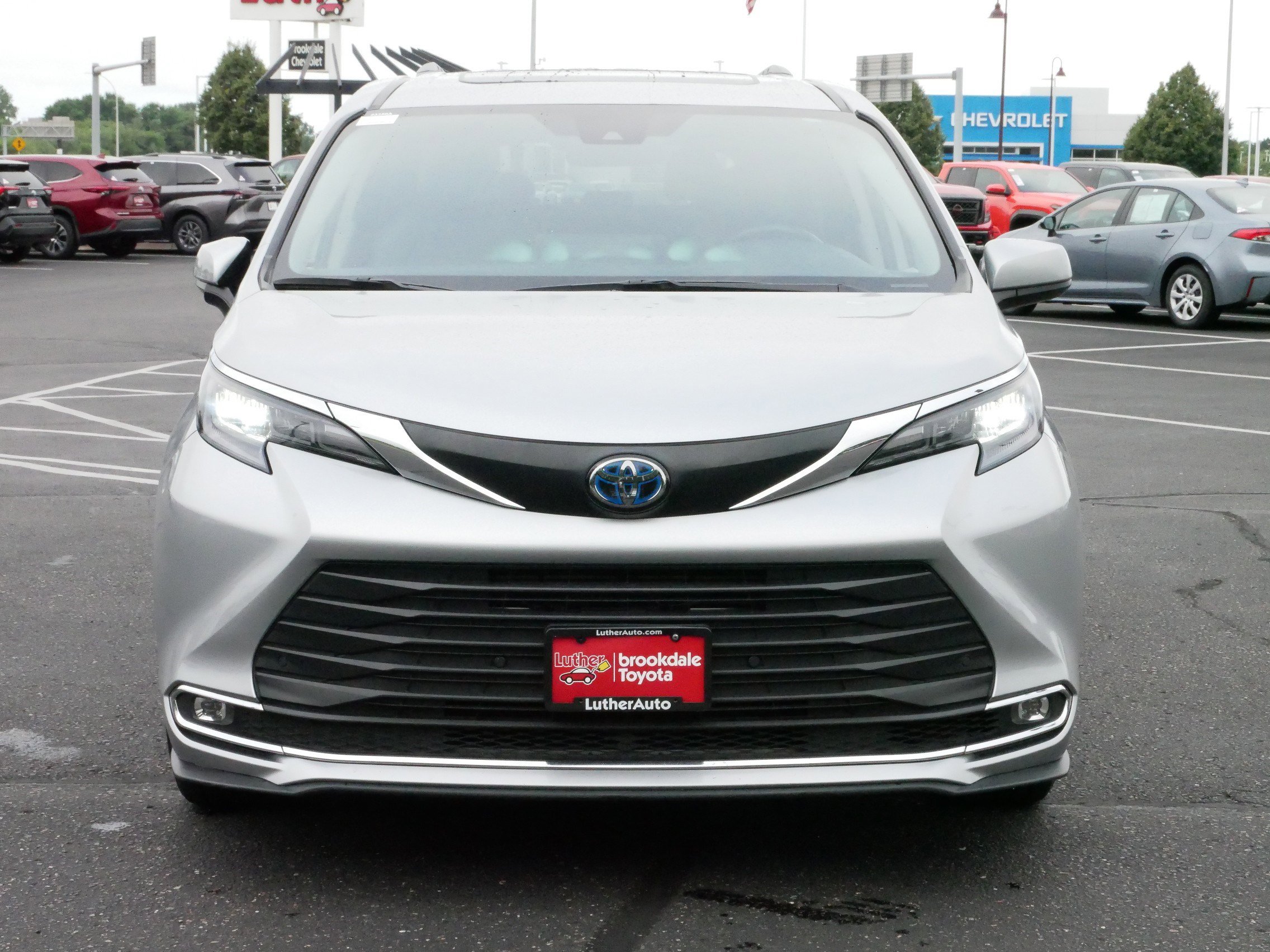 Certified 2024 Toyota Sienna XLE with VIN 5TDYRKEC3RS189390 for sale in Brooklyn Center, Minnesota