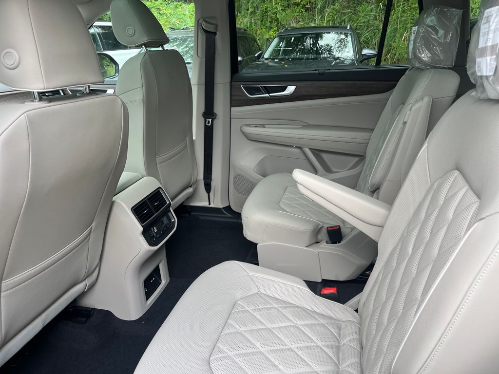2026 Volkswagen Atlas SEL Premium R-Line photo 16