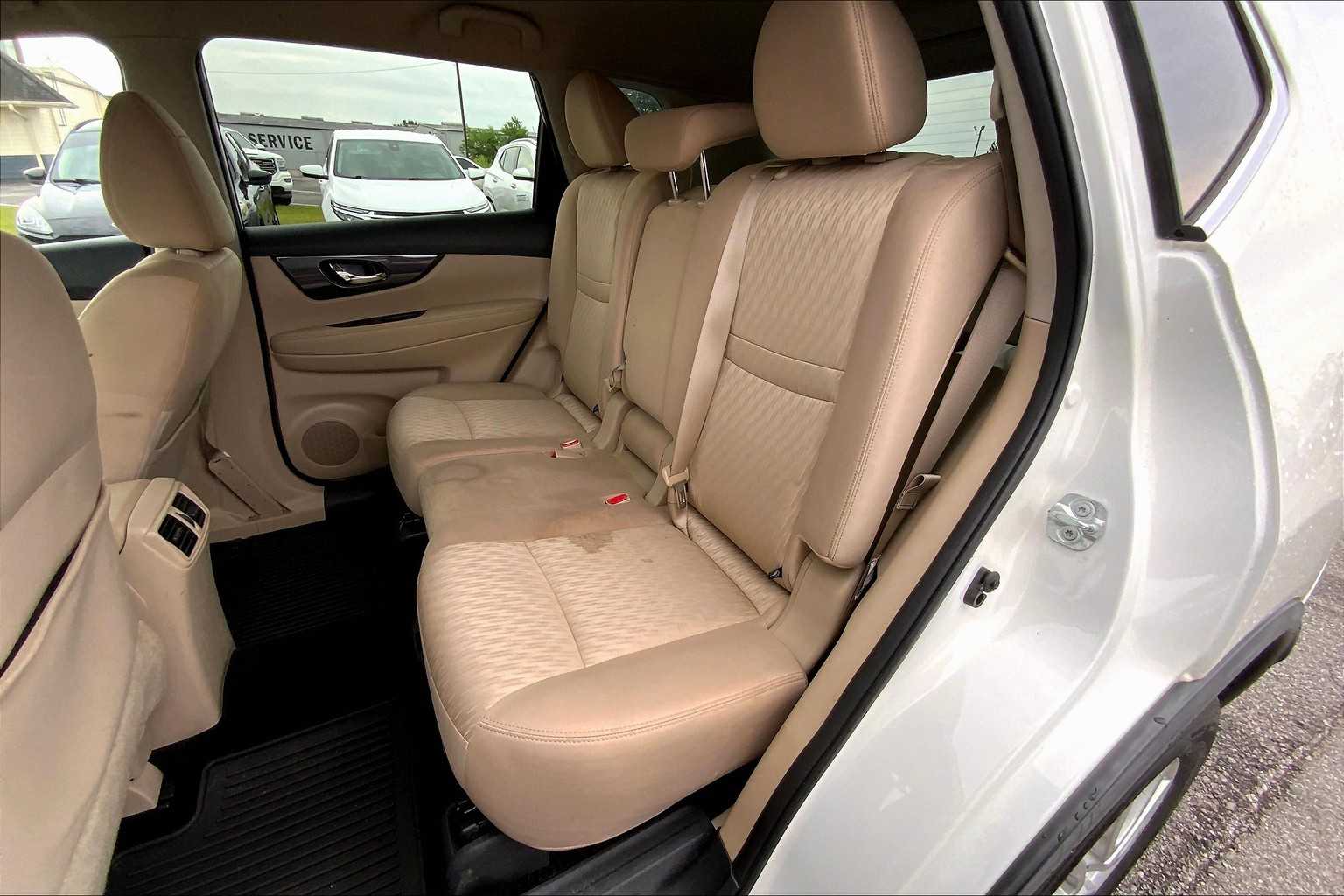 2018 Nissan Rogue SV photo 18