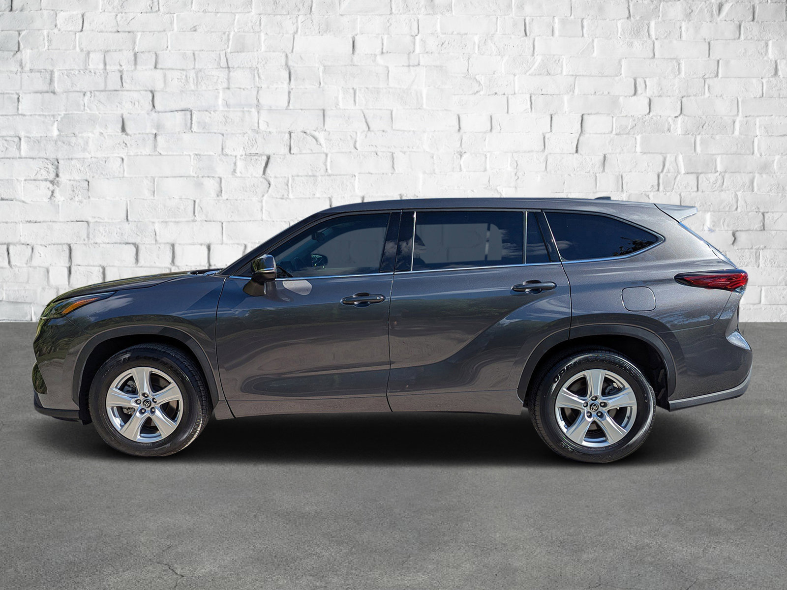 2022 Toyota Highlander LE photo 7
