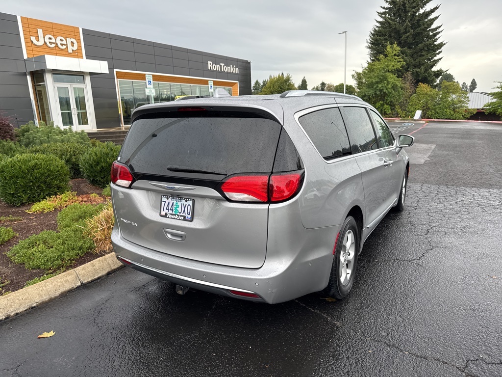 2017 Chrysler Pacifica Touring Plus photo 4