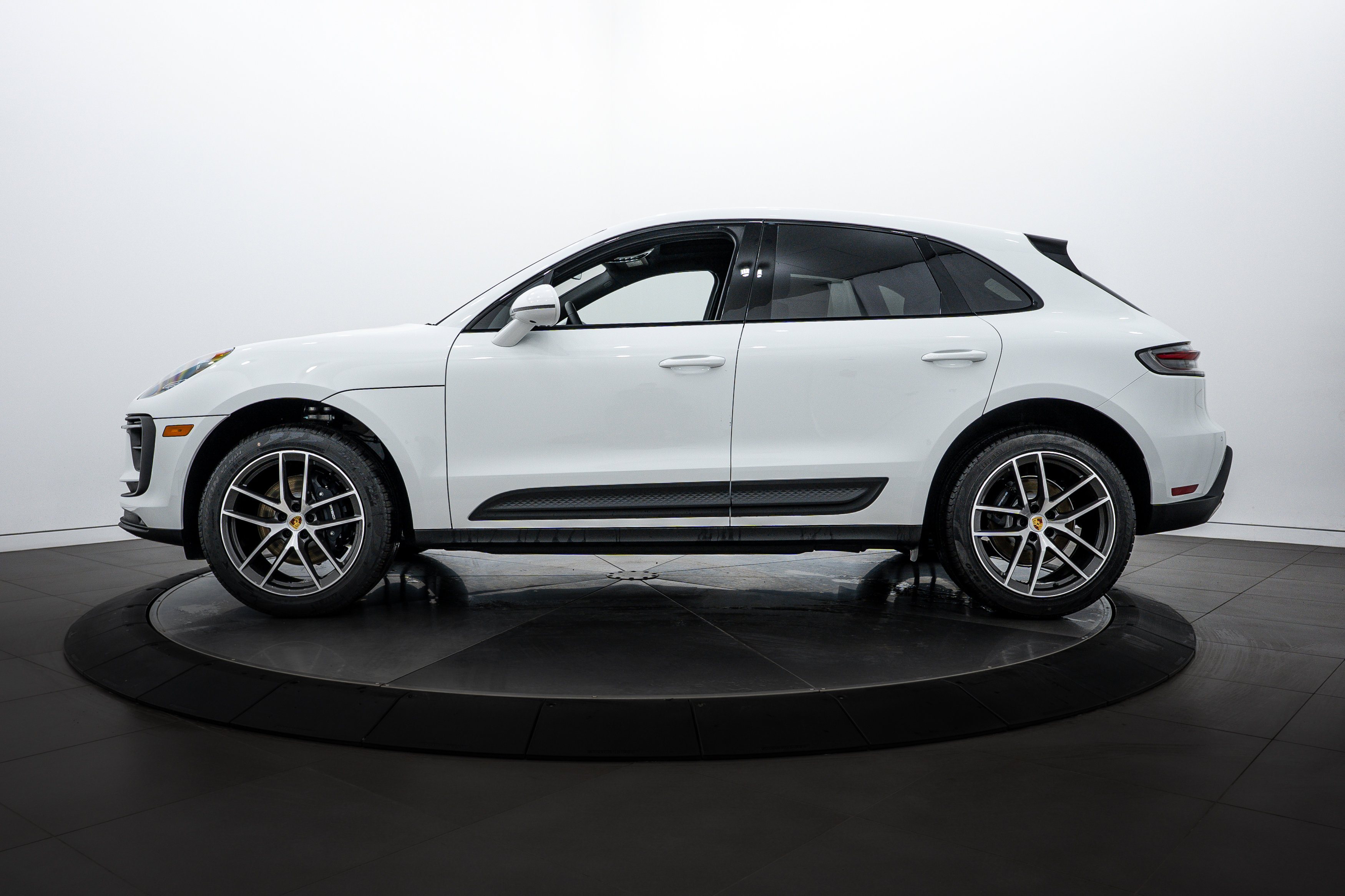 2026 Porsche Macan Base photo 2