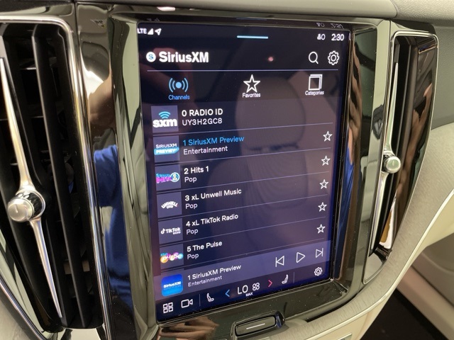 2025 Volvo XC60 T8 Plus photo 27