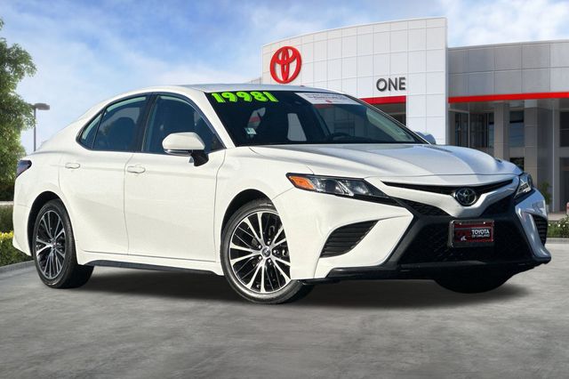 2019 Toyota Camry SE XLE photo 2